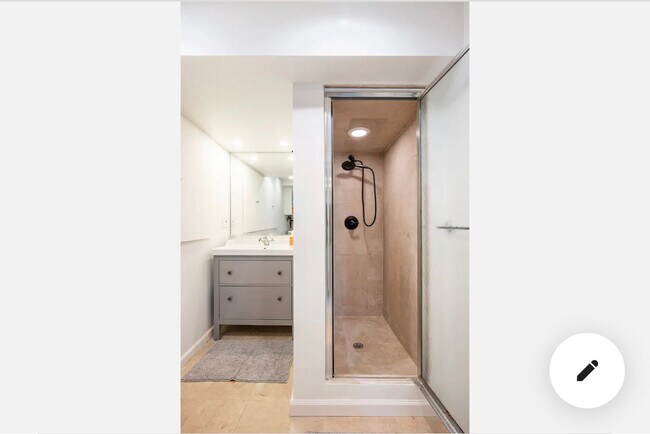 Private Bathroom - 11 Oakview Ln