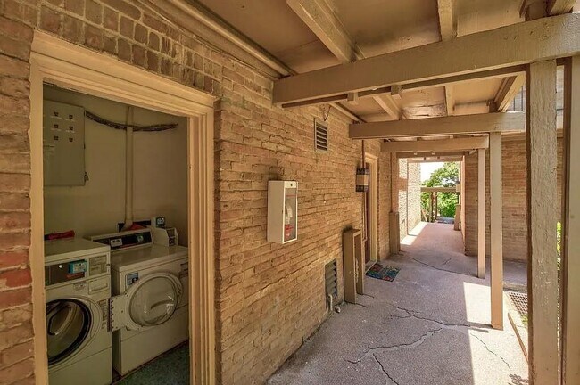 Building Photo - 3431 N Hills Dr