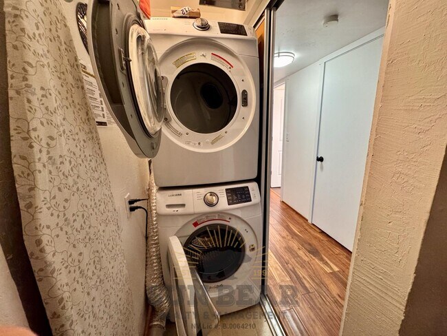 Building Photo - Beautiful furnished 3 bedroom! Great Location!