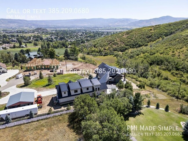 Building Photo - GORGEOUS Luxury Home in Scenic Midway - Qu...