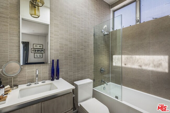 Building Photo - 814 Crestmoore Pl