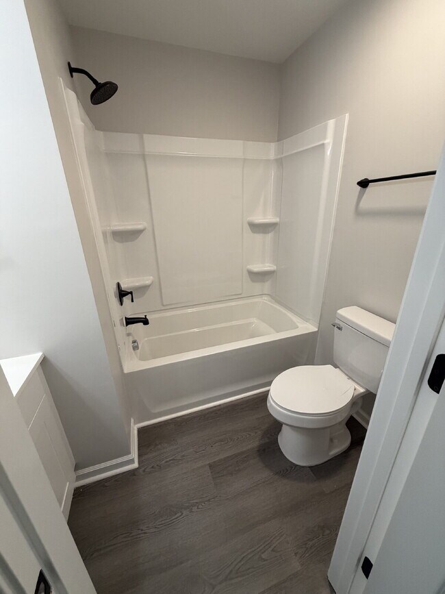Building Photo - Pet-Friendly Charming 3-Bedroom, 2-Bath Home on Harrison Ave – Your Cozy Retreat Awaits!"