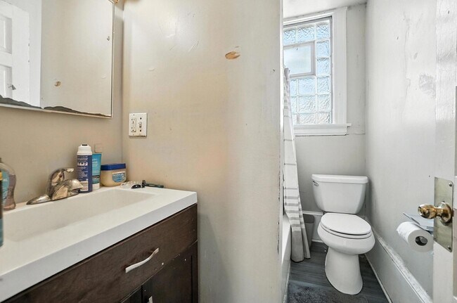 Building Photo - 7 bed/2 bath on Atkinson, Mins. from UC for Only $650/pp ($4,550/mo)!