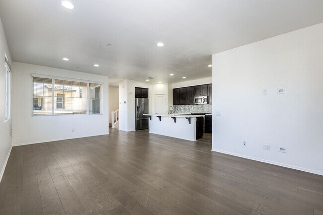 Building Photo - 3 bedroom and 4 bath home available in Otay Mesa