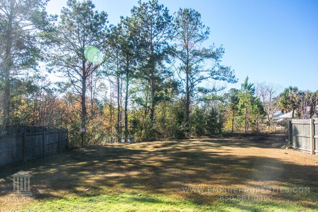 Building Photo - Quiet Townhome With Large Yard