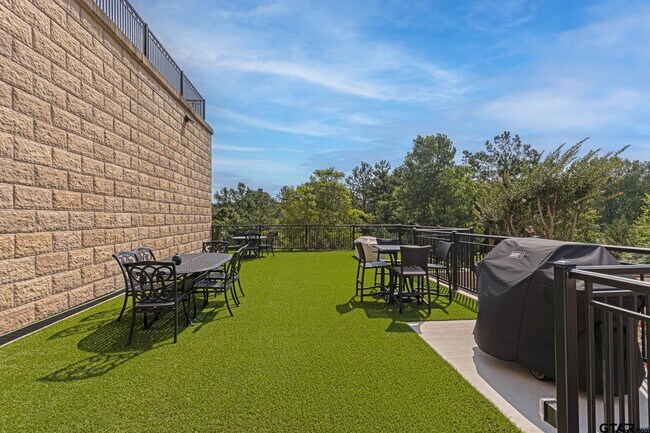 Building Photo - 2801 Wexford Dr