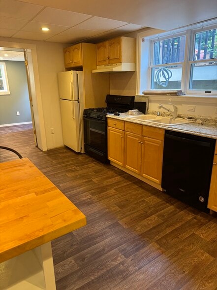 Stove, fridge, dishwasher and garbage disposal - 6 Yale Rd