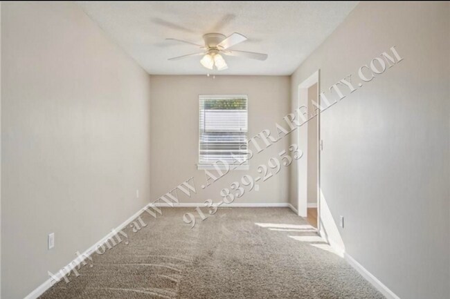 Building Photo - Adorable 3 Bed 2 Bath Duplex in Olathe-Available NOW!!