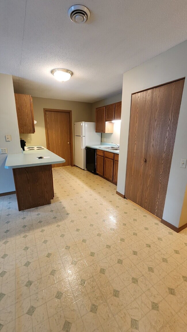 Building Photo - 2 Bedroom, 1 1/2 Bathroom Apartment With A/C & Garage - Available Now!