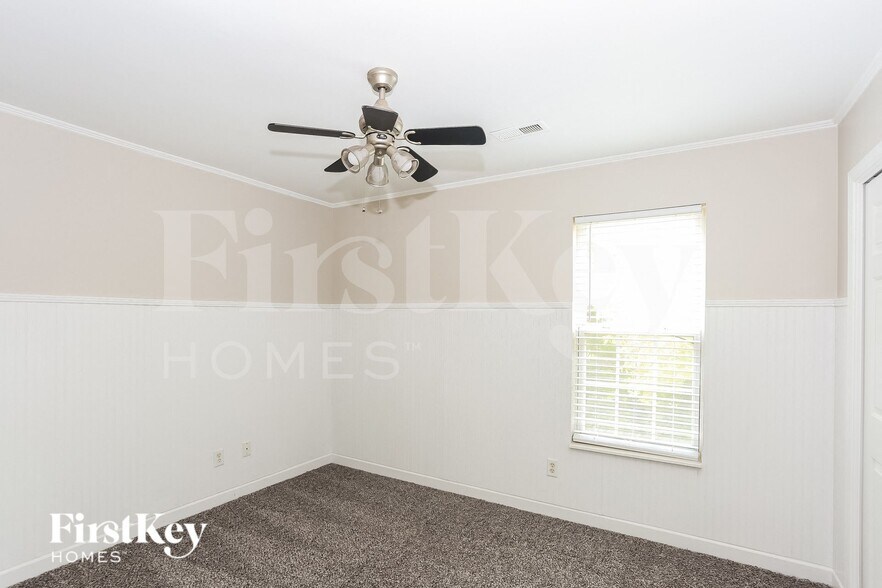 Building Photo - 8601 Glade Ct