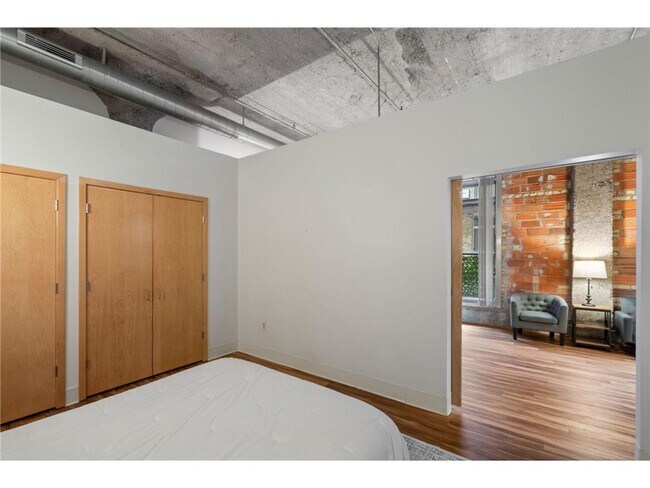 Building Photo - 521 S 7th St