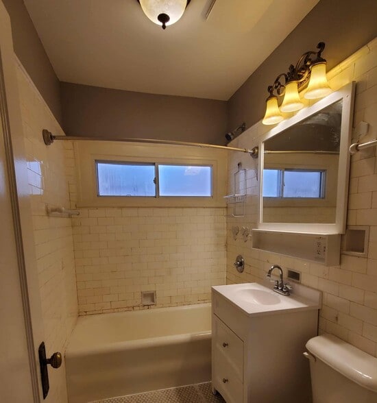 bathroom - 400 S 4th Ave