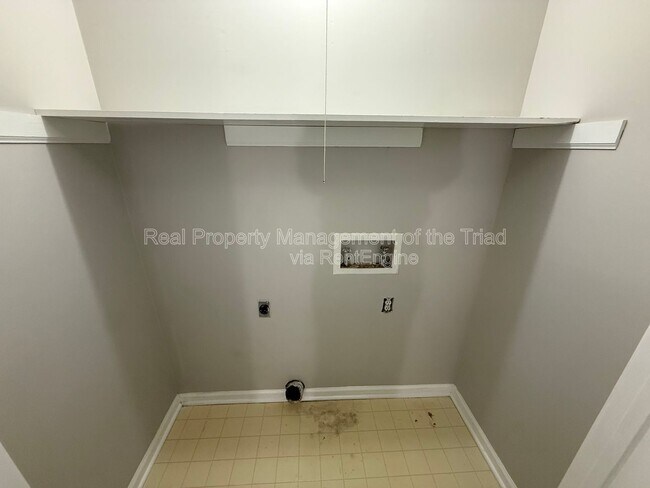 Building Photo - 2425 Tantelon Pl