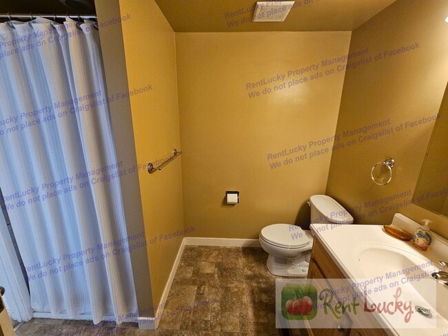 Building Photo - Charming 3BR/2BA Home with Spacious Layout...
