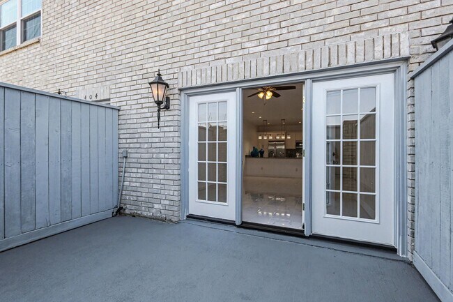 Building Photo - 600 Wilcrest Dr