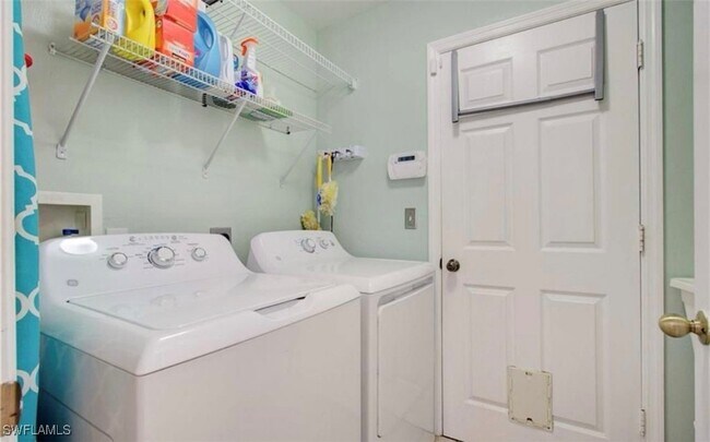 Building Photo - 836 Woodridge Cir