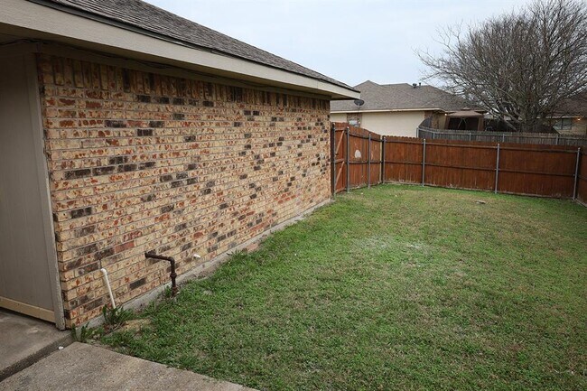 Building Photo - 707 Inglewood Trail