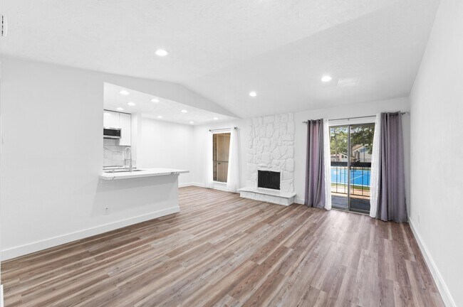 Building Photo - 17331 Red Oak Dr