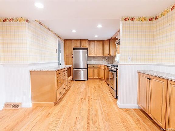 Building Photo - 4 Windsor Rd