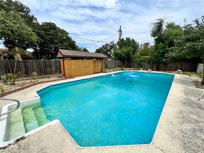 Building Photo - Prestigious Linwood Acres / .44 acres / Rockdale, TX / Swimming Pool