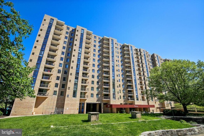 Building Photo - 4500 S Four Mile Run Dr