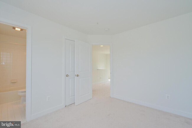Building Photo - 8337 Looking Glass Way