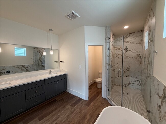 Building Photo - 879 Rachel St