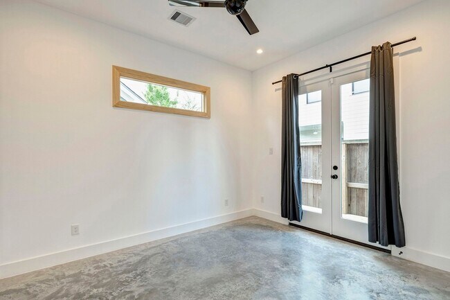 Building Photo - 907 Kern St