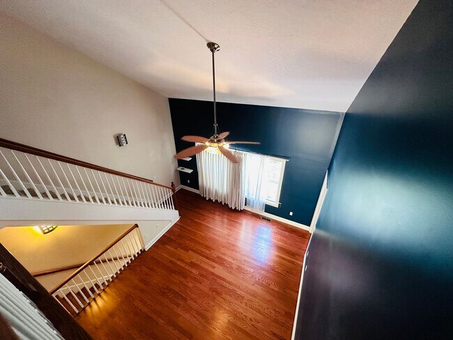 Building Photo - 3 Bedroom 2.5 Half Bath Townhouse with 2 Car Garage