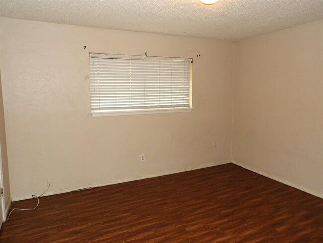 Building Photo - 6405 NW Oak Ave