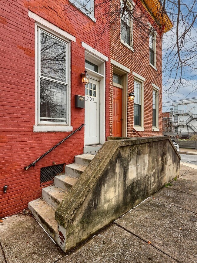 Building Photo - 207 Calder St