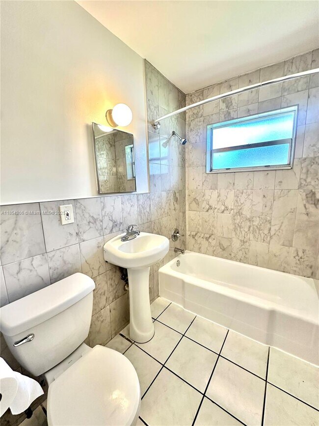 Building Photo - 15002 NE 11th Ct