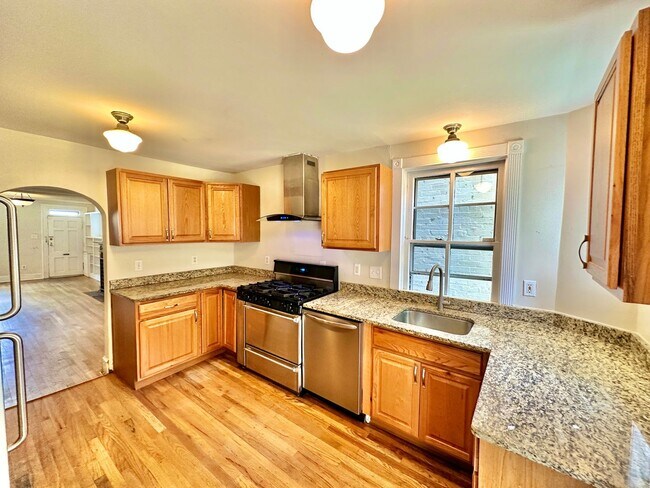 Building Photo - Glamorous Georgetown 2 Bedroom Historic Row Home with Patio