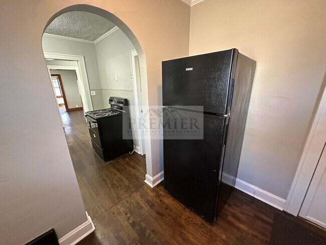 Building Photo - 5830 Tracy Ave