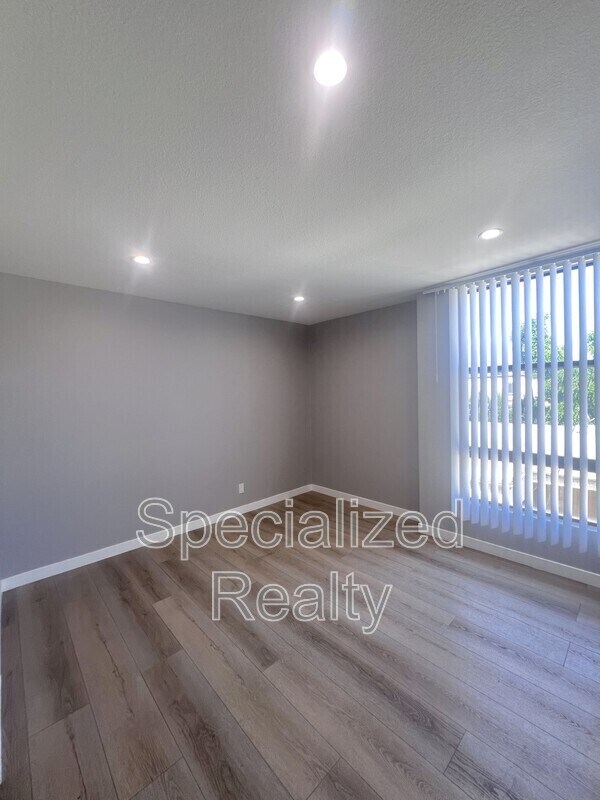 Building Photo - 7038 Vesper Ave