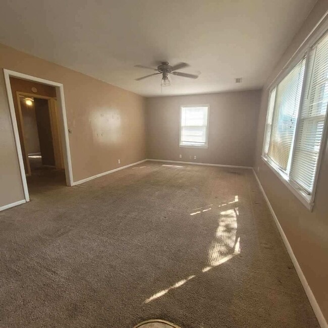 Building Photo - $995 - 3 bed 1 bath - Single Family Home