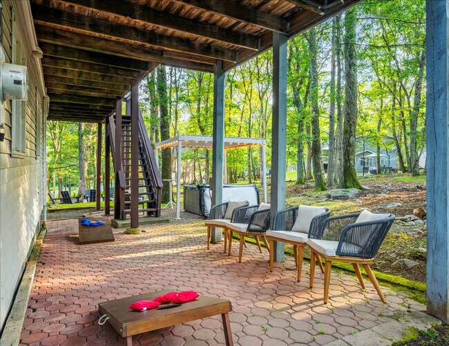 Building Photo - 1825 Jennifer Dr