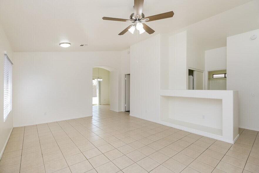 Building Photo - 977 E Graham Ln