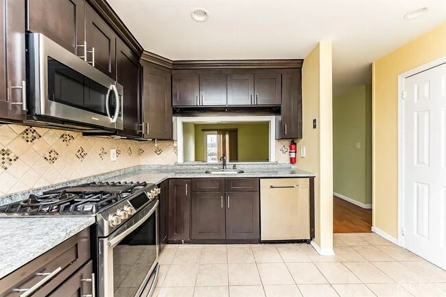Kitchen - 208 Woodbridge Commons Way