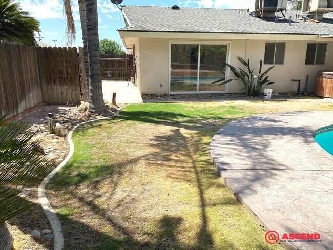 Building Photo - Immaculate Home Near China Grade Loop!