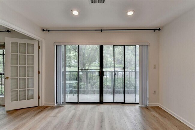 Building Photo - 4101 Pine Heights Dr NE