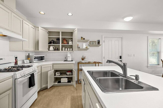 Building Photo - 2615 N Starr St