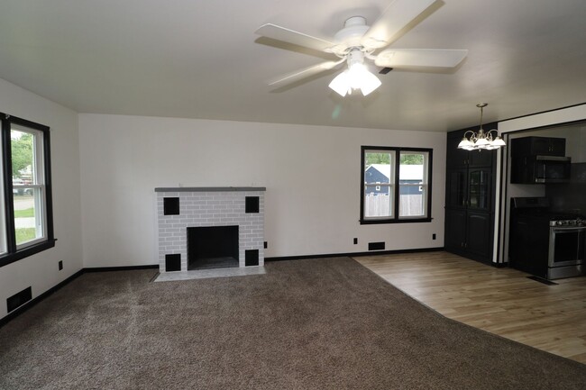 Building Photo - Spacious home for rent!