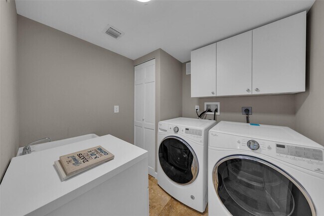 Building Photo - 616 Riviera Isle Dr