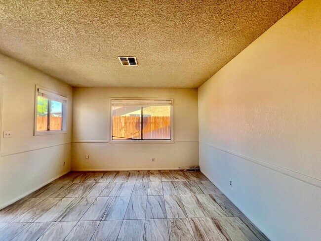 Building Photo - AVAILBLE NOW !!  3-bedroom 2 bath Duplex i...