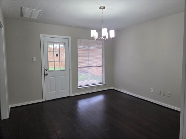 Building Photo - 9115 Woodleigh Dr