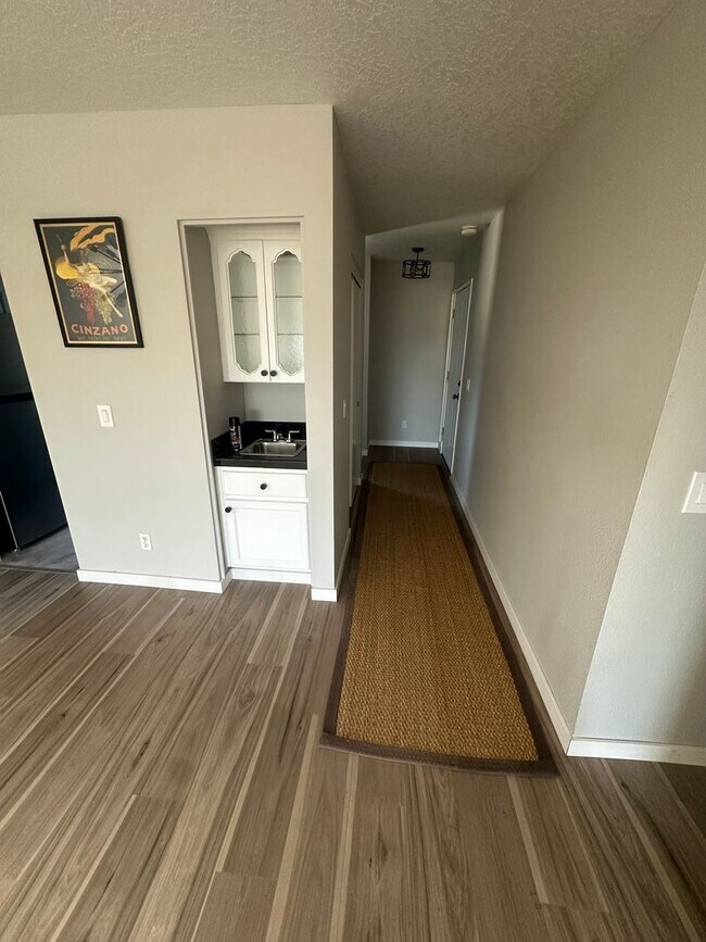 Building Photo - Top-Floor Stunner with Views – Fully Remod...