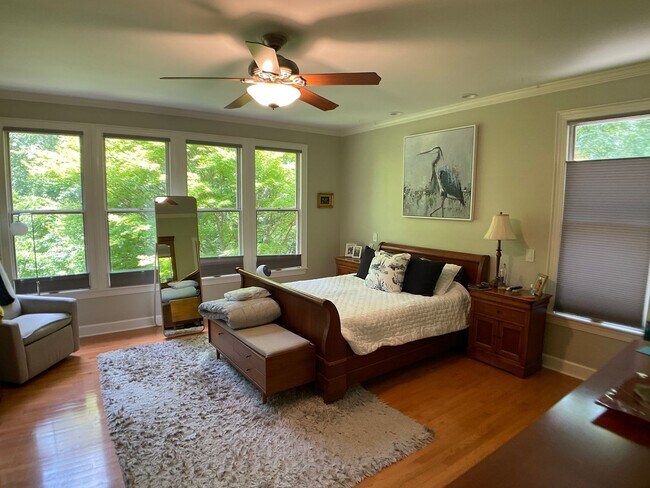 Building Photo - Executive Home in The Heart of Chapel Hill!
