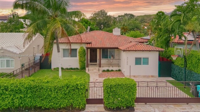 Building Photo - 3722 Royal Palm Ave