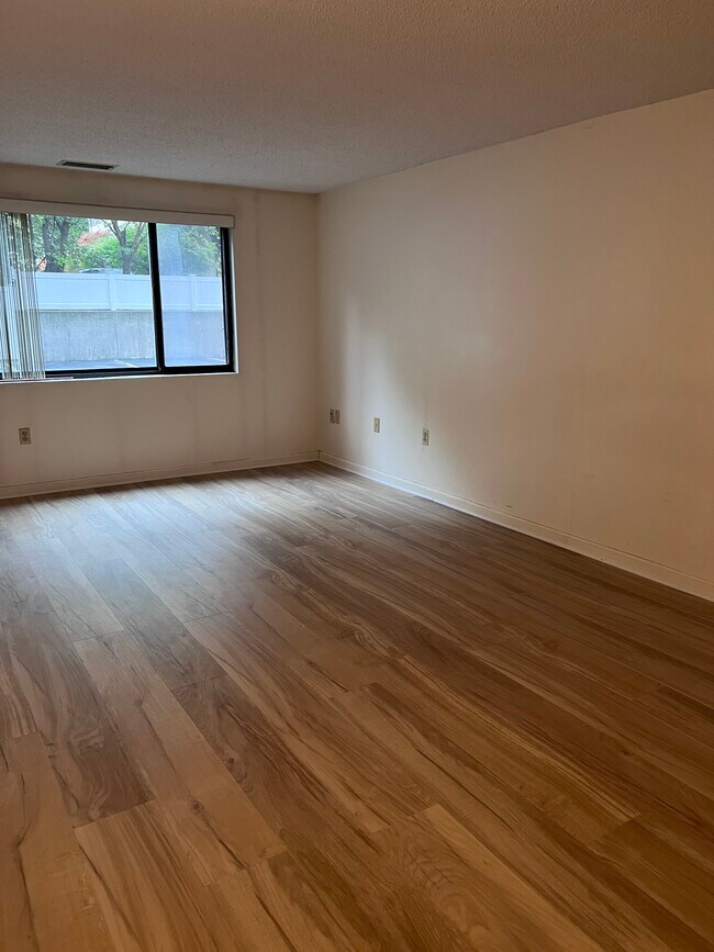 Building Photo - 8 9th St